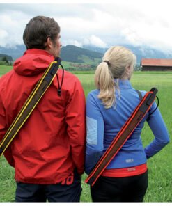 Personas equipadas con el Paraguas Trekking Swing Euroschirm en funda de transporte, ideal para senderismo en condiciones climáticas variables.