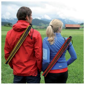 Personas equipadas con el Paraguas Trekking Swing Euroschirm en funda de transporte, ideal para senderismo en condiciones climáticas variables.