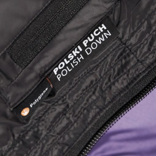 Etiqueta interior del saco de dormir AR600 con indicación de pluma polaca y tecnología Polygiene.