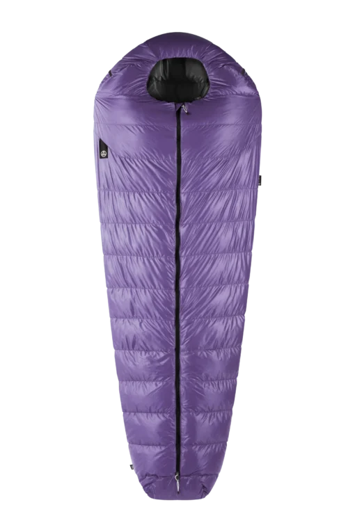 Saco de dormir Aura AR600 tipo momia color morado, vista frontal centrada con cremallera completa y capucha ajustable.