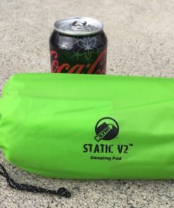Colchoneta Klymit Static V2 empaquetada junto a una lata para mostrar su tamaño compacto