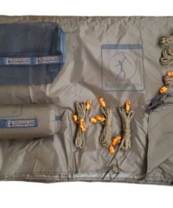 Accesorios incluidos con la lona Bushmen 2x3m desplegados sobre la tarp