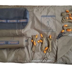 Accesorios incluidos con la lona Bushmen 2x3m desplegados sobre la tarp