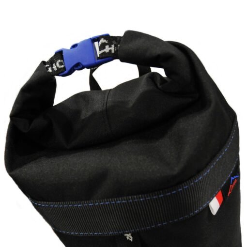 Detalle del cierre enrollable con hebilla de la Bolsa Porta Cuerda Lhotse 20L en Cordura