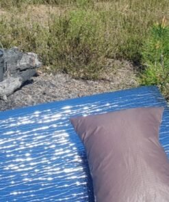 Esterilla Radical Alu-Matt Camuflaje desplegada con saco de dormir sobre terreno seco