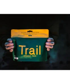 Persona sosteniendo Daal vegano con arroz Trail Organic Food, comida liofilizada ecológica y sin gluten