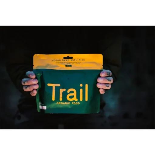 Persona sosteniendo Daal vegano con arroz Trail Organic Food, comida liofilizada ecológica y sin gluten