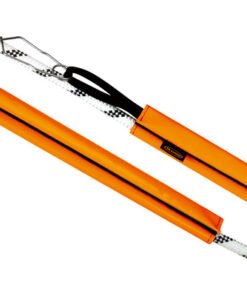 Detalle del protector de cuerda Trango naranja colocado sobre cuerda de escalada