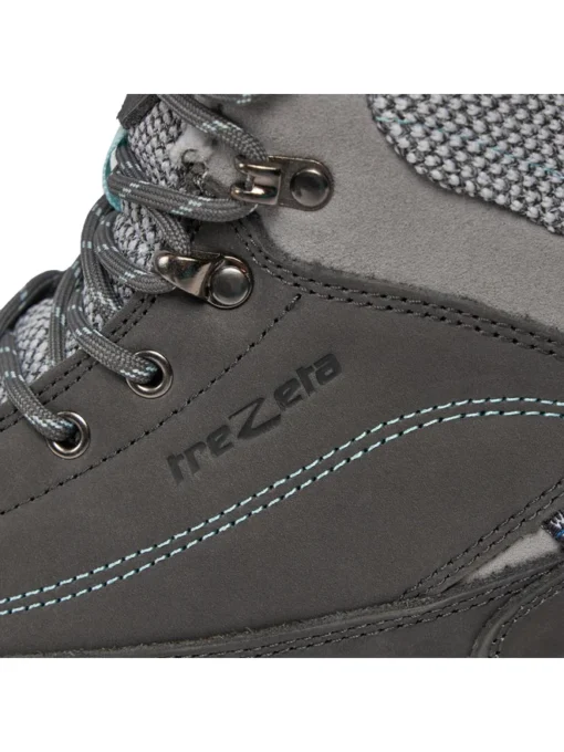 Detalle lateral del logo y cordones de la bota Trezeta Velvet W'S WP para mujer