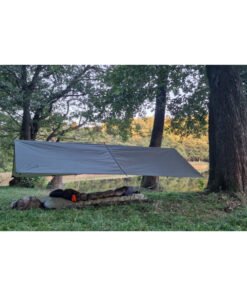 Toldo Bushcraft Easy Tarp 2x3 Verde instalado sobre hamaca en entorno natural