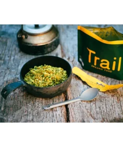Daal vegano con arroz Trail Organic Food preparado y servido en campo