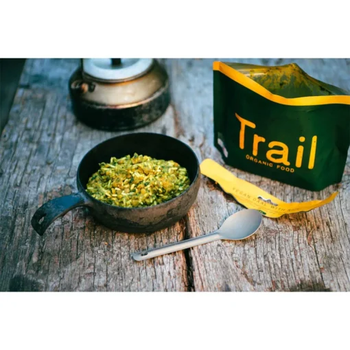Daal vegano con arroz Trail Organic Food preparado y servido en campo