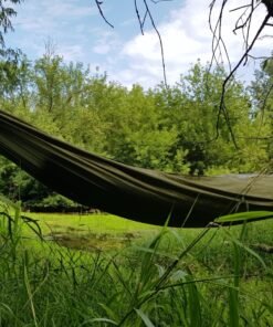 Hamaca colgante ultraligera Bushmen Zen instalada entre árboles en entorno natural