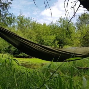 Hamaca colgante ultraligera Bushmen Zen instalada entre árboles en entorno natural
