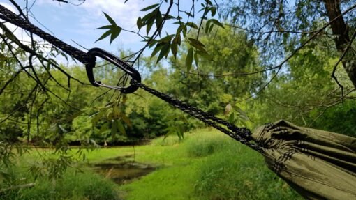 Mosquetón y cuerda de hamaca colgante Bushmen Zen anclados a un árbol en entorno natural