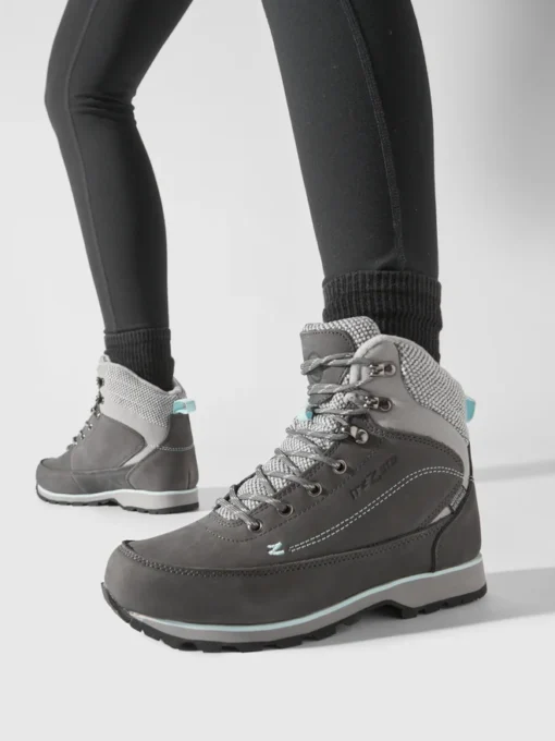 Botas de trekking Trezeta Velvet W'S WP para mujer en uso sobre superficie lisa