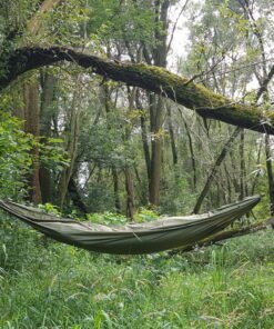 Hamaca Colgante Bushmen Zen instalada en un bosque sobre césped verde