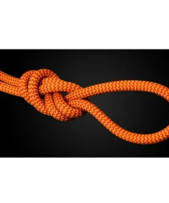 Detalle de nudo con cuerda Cousin Dibona 7.7 mm, ideal para senderismo y alpinismo en terrenos expuestos y condiciones invernales.
