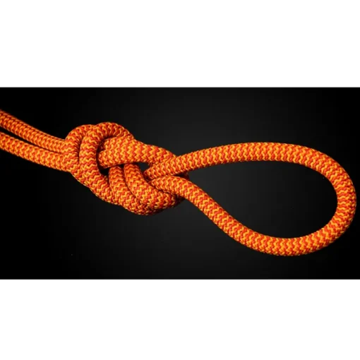 Detalle de nudo con cuerda Cousin Dibona 7.7 mm, ideal para senderismo y alpinismo en terrenos expuestos y condiciones invernales.