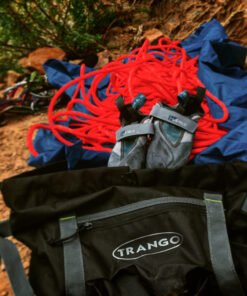 Bolsa Trango Antidote abierta con cuerda de escalada desplegada sobre lona en entorno rocoso
