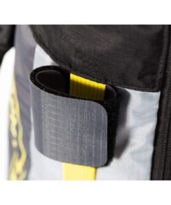 Detalle de sujeción con velcro en la mochila Trango