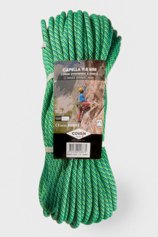 Cuerda dinámica Cousin Capella 9.8 mm verde enrollada con etiqueta, ideal para escalada deportiva.