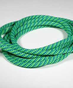 Cuerda dinámica Cousin Capella 9.8 mm verde desenrollada sobre fondo blanco, ideal para escalada deportiva.