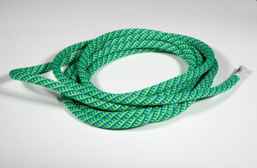 Cuerda dinámica Cousin Capella 9.8 mm verde desenrollada sobre fondo blanco, ideal para escalada deportiva.