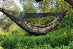 Mosquitera Para Hamaca Jungle Bushmen instalada en el bosque