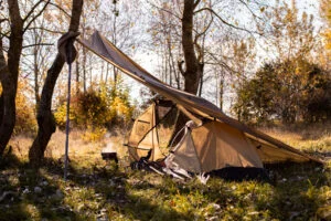 Tienda Bushmen CORE instalada en bosque