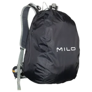 Cubre mochila impermeable Milo Raincover negro colocado sobre una mochila de montaña